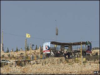Cartazes com o presidente Ahmadinejad no vilarejo de Maroun el-Rass, sul do Líbano, visto do norte de Israel