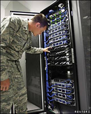 Militares a cargo de seguridad cibernética en EE.UU.