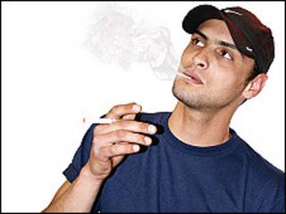 Un hombre fumando un cigarrillo electronico