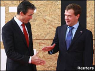 Генеральный секретарь НАТО Андерс Фог Расмуссен приветствует президента России Дмитрия Медведева в Лиссабоне 20 ноября 2010 года
