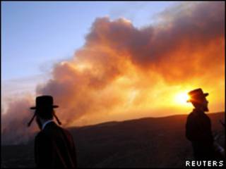 Judíos ortodoxos cerca del incendio en el norte de Israel