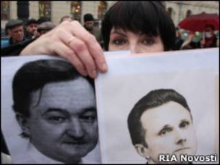 Участница митинга в Москве держит портрет Сергея Магнитского