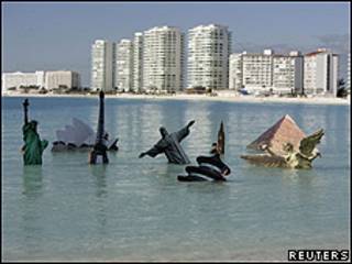 Protesta de Greenpeace contra el cambio climático en la playa de Cancún.