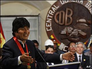 El presidente Evo Morales se dirige a los obreros de la Central Obrera Boliviana tras firmar la ley.