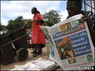 Homem lê o Standard em Harare, capital do Zimbábue