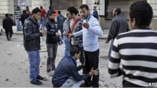 متطوع يقوم لعملية تفتيش