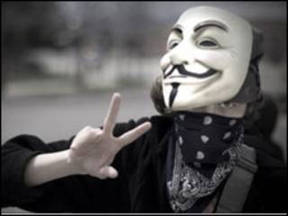 Un joven con una máscara de Anonymous