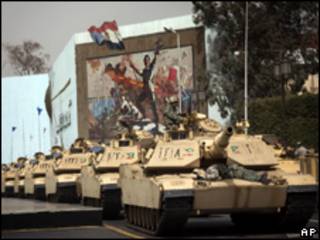 Tanques militares circulam no Cairo nesta terça