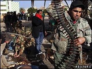 Milícia rebelde em Benghazi (Reuters)