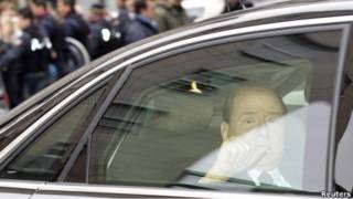 Silvio Berlusconi tiba di pengadilan Milan