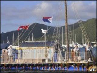 Barco conduzido por tripulação de idosos (AP)