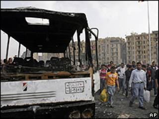 Ônibus queimado na praça Tahrir, Cairo, depois de protesto (AP)
