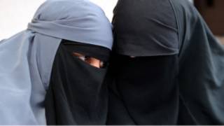wanita prancis yang mengenakan burka