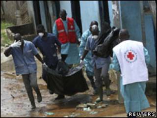 Cruz Vermelha remove corpos do distrito de Yopougon, em Abidjan