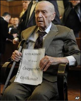 Sandor Kepiro durante o julgamento em Budapeste (Foto: AP)