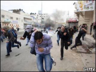 Soldados israelenses entram em confronto com palestinos em Gaza