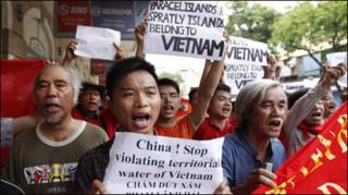 Biểu tình chống TQ tại Hà Nội hôm 12 tháng Sáu (Reuters)