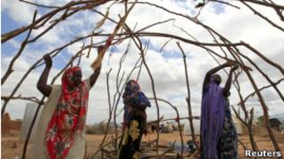 Mulheres somalis no campo de Dadaab, no Quênia, em foto de abril de 2011 (Reuters)