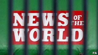 Cartaz do 'News of The World', em Merseyside, na Grã-Bretanha, onde o jornal é impresso (PA)