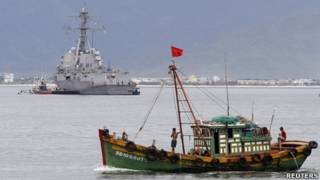 Tàu cá Việt Nam đi ngan qua tàu chiến USS Chung-Hoon tại cảng Tiên Sa, Đà Nẵng hôm 15/7/2011