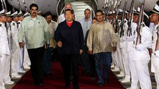 Chávez llega a Venezuela desde Cuba.