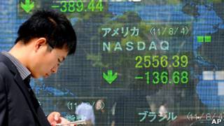 Investidor observa números do mercado. Foto: AP