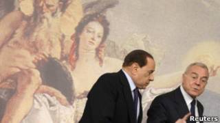 Berlusconi (esq.) com seu secretário Gianni Letta, após coletiva na sexta (Reuters)