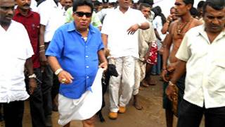 வேட்டியை வரிந்துகொண்டு நிற்பவர் அமைச்சர் மெர்வின் சில்வா