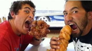 personas comen rosquillas