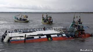 Kapal imigran terapung