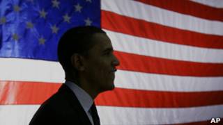 Barack Obama frente a bandera de EE.UU.