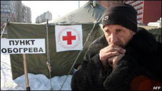 Bên ngoài một điểm sưởi ấm tại Donetsk, Ukraina