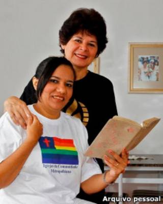 Susane (na foto, de camiseta branca, junto com sua companheira, Noemi) dá aulas para surdos em igreja / Foto: Arquivo Pessoal