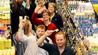 Cash mob en una tienda de productos orgánicos en Lakewood, Ohio.