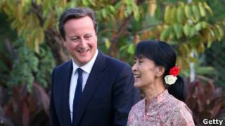 Bà Aung Sang Suu Kyi (phải) và Thủ tướng Anh David Cameron