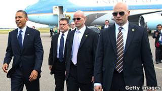 Barack Obama y miembros del Servicio Secreto