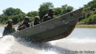 Militares brasileiros patrulham rio próximo à fronteira