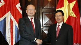 Bộ trưởng Ngoại giao Anh William Hague và Bộ trưởng Ngoại giao Việt Nam Phạm Bình Minh trong chuyến thăm của ông Hague tới Việt Nam hồi tháng Tư năm 2012