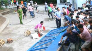 Cảnh náo loạn ngoài cổng trường Thực nghiệm