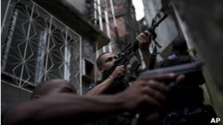 Polícia Militar do Rio durante patrulha na favela da Rocinha. Foto: AP