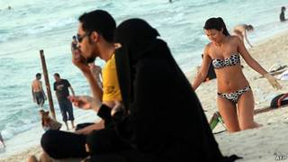 Mujeres en la playa en Dubai