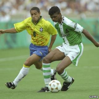 Roberto Carlos disputa bola com Kanu durante semifinal olímpica de 1996