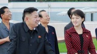 Ông Kim Jong-un và phu nhân (bìa phải)