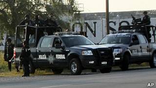 Policía cerca de la puerta de una cárcel
