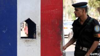 Un policía en la embajada francesa en El Cairo