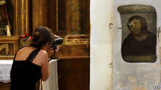 Una mujer fotografía al Ecce Homo