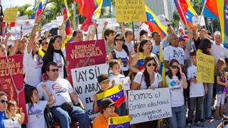 Protesta por el cierre del consulado de Miami
