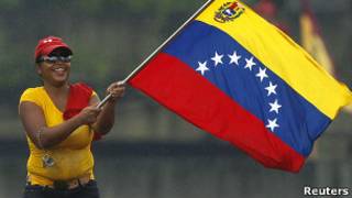 Seguidora de Chávez ondea una bandera venezolana