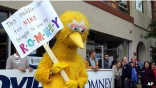 Big Bird con un cartel alusivo a Romney