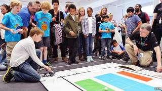 NIños participan en programa de entrenamiento de IBM
